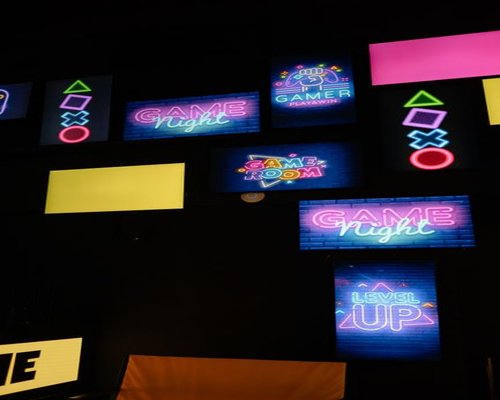Glowing level checkpoints in the fictional Crown Level Rush mobile game